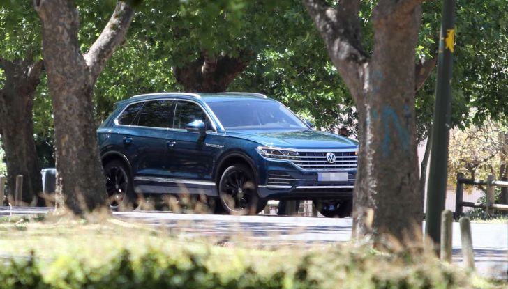 Volkswagen Touareg 2018, nuove foto spia senza camuffature - Foto 5 di 10