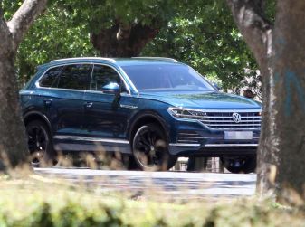 Volkswagen Touareg 2018, nuove foto spia con meno camuffature
