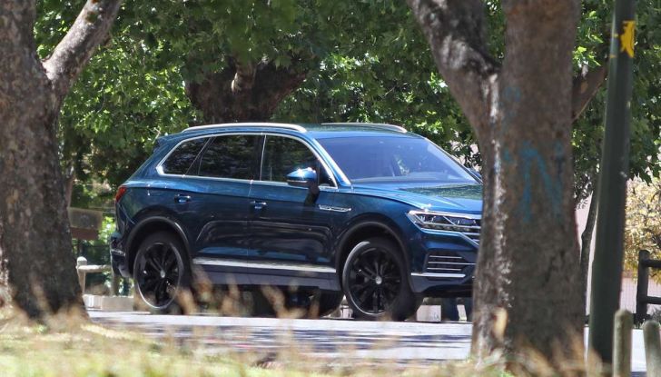 Volkswagen Touareg 2018, nuove foto spia senza camuffature - Foto 7 di 10