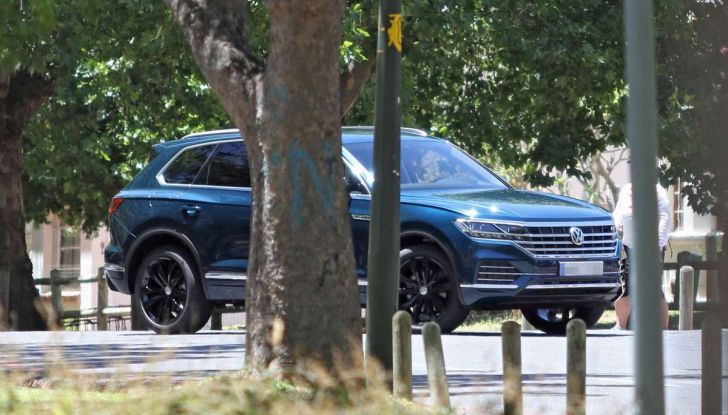 Volkswagen Touareg 2018, nuove foto spia senza camuffature - Foto 9 di 10