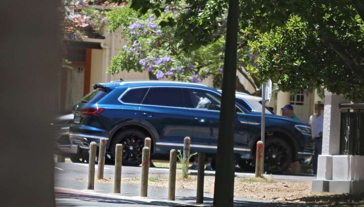 Volkswagen Touareg 2018, nuove foto spia senza camuffature - Foto 10 di 10