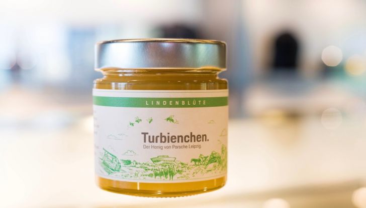 Porsche si lancia nella produzione di miele con 1,5 milioni di api - Foto 3 di 9