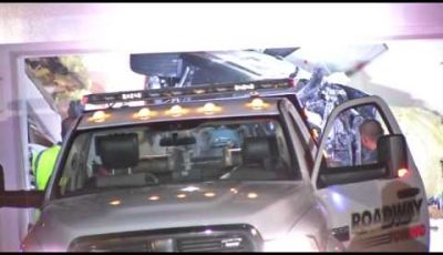 BMW sfonda il tetto di una casa in California