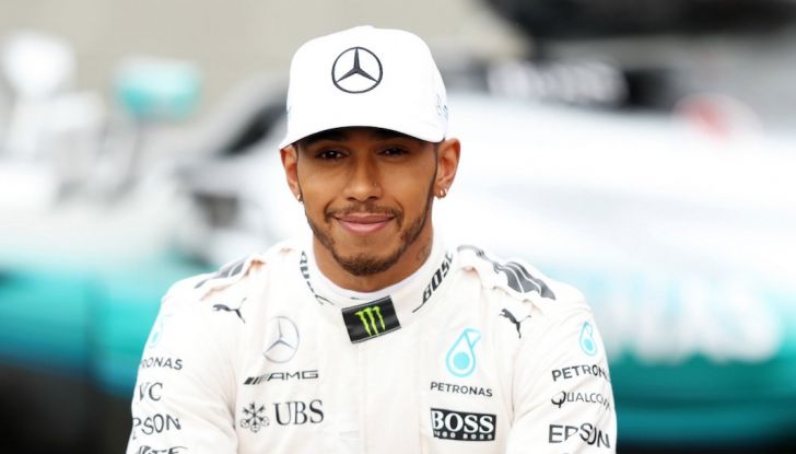 Lewis Hamilton al nipotino: “i maschi non si vestono da principessa” - Foto 2 di 4