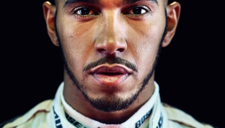 Lewis Hamilton al nipotino: “i maschi non si vestono da principessa” - Foto 1 di 4