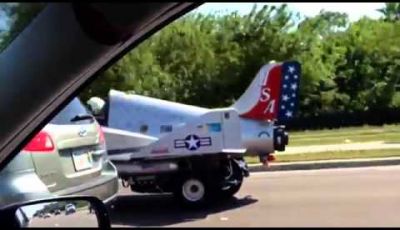 Un Jet che viaggia su strada