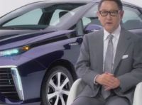 Akio Toyoda illustra la Toyota Mirai, l’auto del futuro