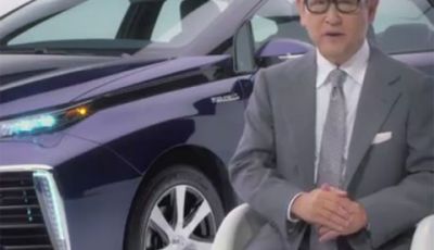 Akio Toyoda illustra la Toyota Mirai, l’auto del futuro