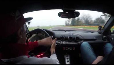 Kimi Raikkonen in pista a Fiorano con la Ferrari F12 Berlinetta