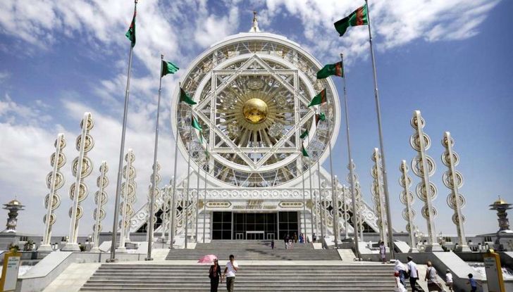 Il Turkmenistan vieta le auto nere e le sequestra - Foto 7 di 9