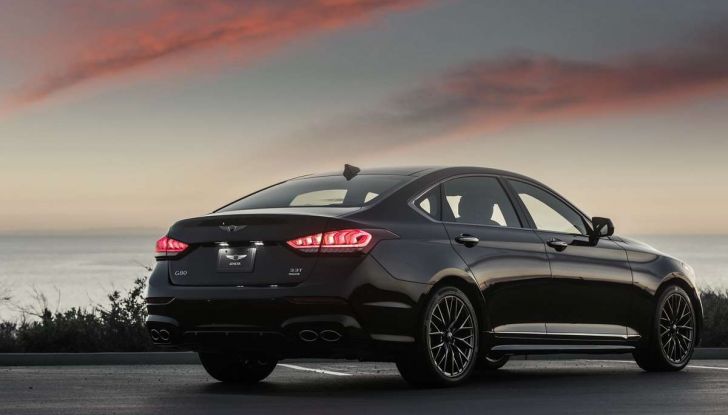 Il Turkmenistan vieta le auto nere e le sequestra - Foto 3 di 9