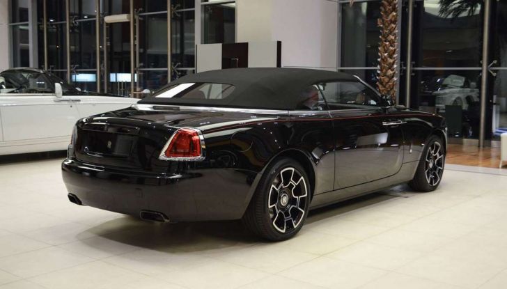 Il Turkmenistan vieta le auto nere e le sequestra - Foto 6 di 9