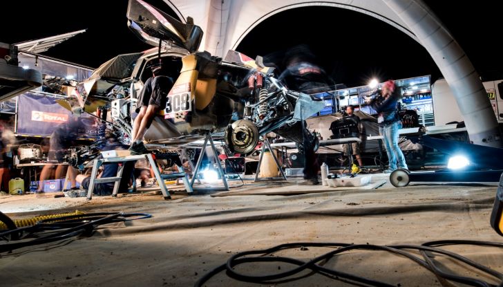 Dakar 2018 – VIDEO della riparazione notturna della Peugeot 3008DKR Maxi di Despres - Foto  di 