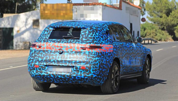 Mercedes EQ C, il nuovo SUV elettrico debutta su strada - Foto 2 di 18