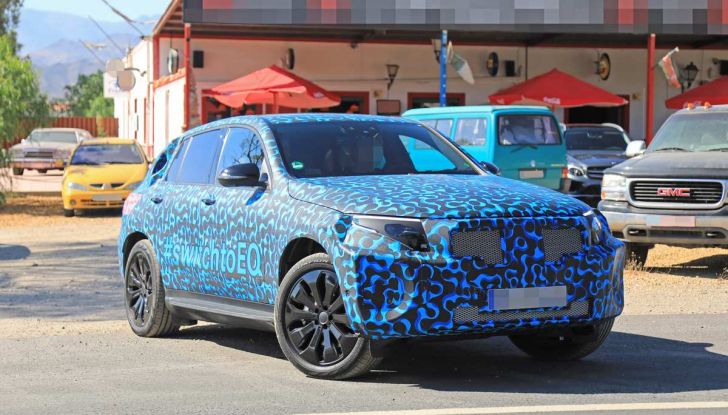 Mercedes EQ C, il nuovo SUV elettrico debutta su strada - Foto 17 di 18