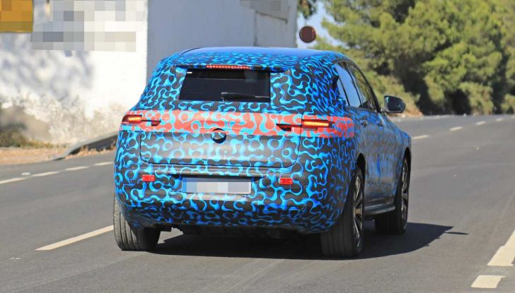 Mercedes EQ C, il nuovo SUV elettrico debutta su strada - Foto 7 di 18