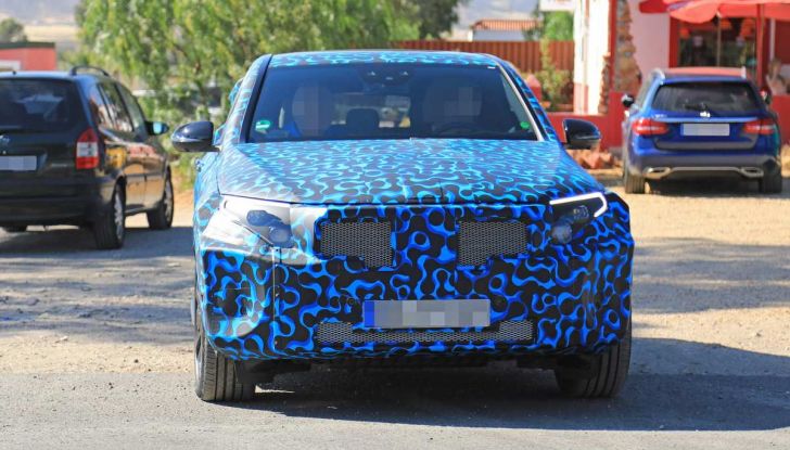 Mercedes EQ C, il nuovo SUV elettrico debutta su strada - Foto 15 di 18
