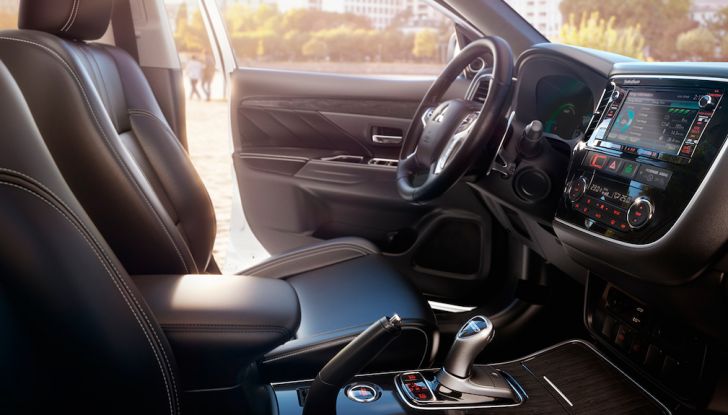 SUV, Mitsubishi Outlander PHEV festeggia 100.000 clienti in Europa - Foto 5 di 8