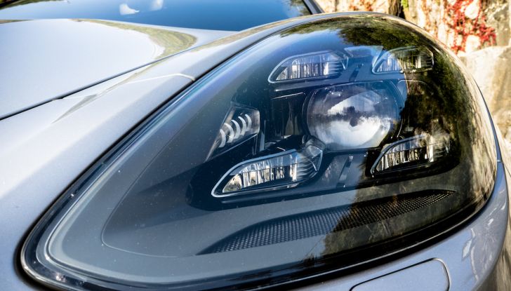 Prova su strada Porsche Panamera 4 E-Hybrid: spettacolo d’elite con la seconda serie - Foto 11 di 34