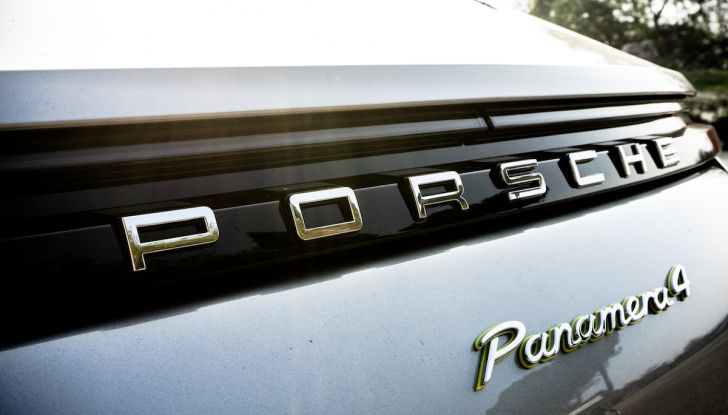 Prova su strada Porsche Panamera 4 E-Hybrid: spettacolo d’elite con la seconda serie - Foto 15 di 34