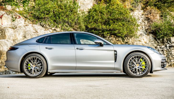 Prova su strada Porsche Panamera 4 E-Hybrid: spettacolo d’elite con la seconda serie - Foto 17 di 34