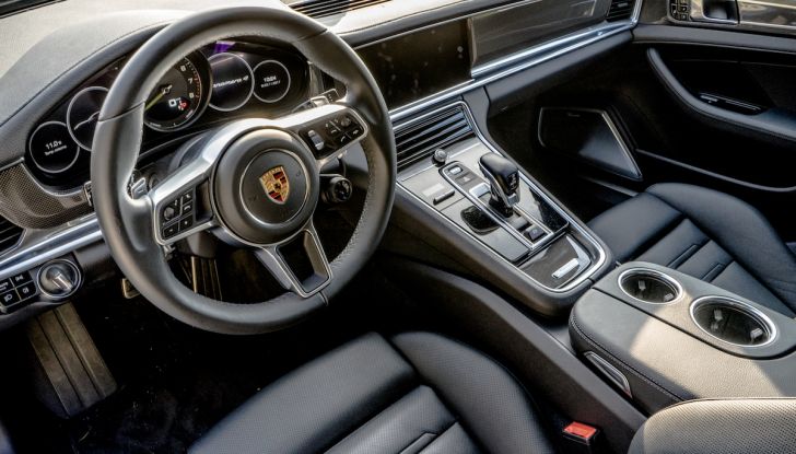 Prova su strada Porsche Panamera 4 E-Hybrid: spettacolo d’elite con la seconda serie - Foto 19 di 34