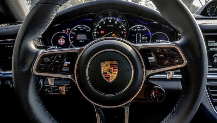 Prova su strada Porsche Panamera 4 E-Hybrid: spettacolo d’elite con la seconda serie - Foto 26 di 34