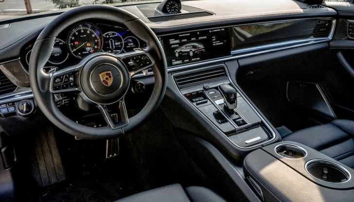 Prova su strada Porsche Panamera 4 E-Hybrid: spettacolo d’elite con la seconda serie - Foto 27 di 34