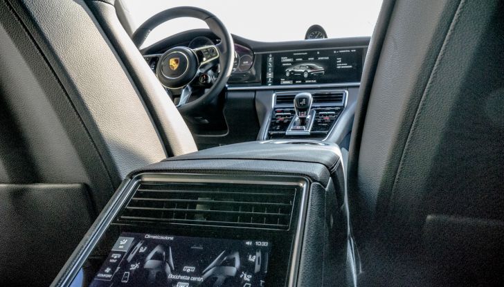 Prova su strada Porsche Panamera 4 E-Hybrid: spettacolo d’elite con la seconda serie - Foto 31 di 34