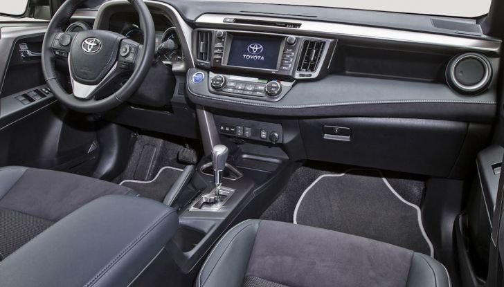 Promozioni SUV Toyota: fino a 7.000€ di sconto su C-HR e RAV4 Hybrid - Foto 5 di 8