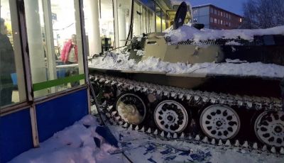 Ubriaco ruba un carro armato, distrugge una vetrina e porta via del vino [Video]