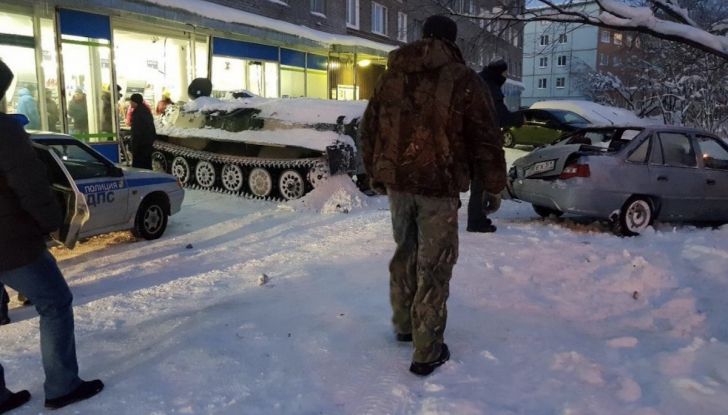 Ubriaco ruba un carro armato, distrugge una vetrina e porta via del vino [Video] - Foto 2 di 3