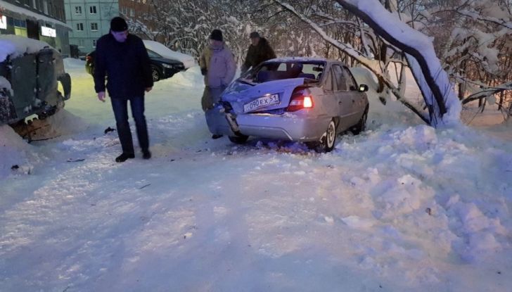 Ubriaco ruba un carro armato, distrugge una vetrina e porta via del vino [Video] - Foto 3 di 3