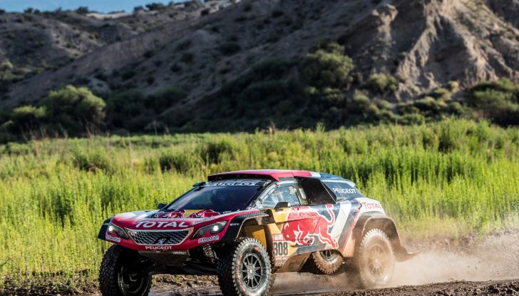 Dakar 2018 – A due giorni dall’arrivo, le Peugeot gestiscono la gara - Foto 1 di 2