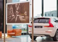Volvo XC60: le foto della telecamera di sicurezza in mostra a Milano