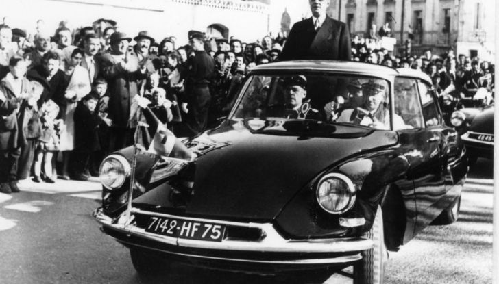 DS AUTOMOBILES con le auto presidenziali al salone Rétromobile - Foto 1 di 4
