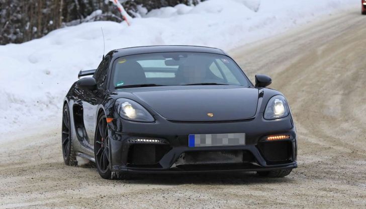 Porsche 718 Cayman GT4 prime immagini dei test su strada - Foto 4 di 28