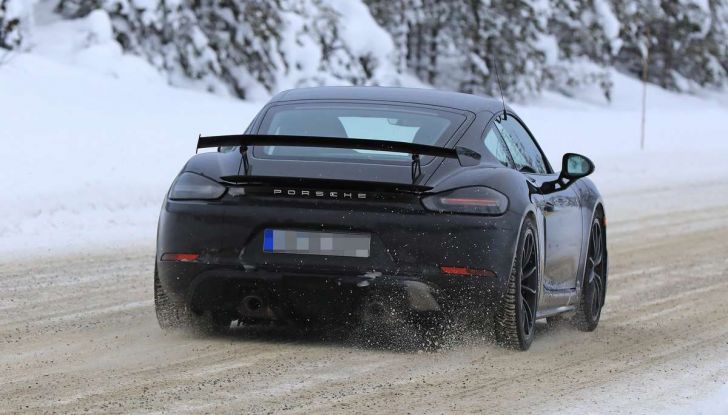 Porsche 718 Cayman GT4 prime immagini dei test su strada - Foto 14 di 28