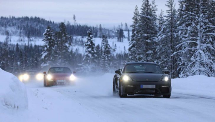 Porsche 718 Cayman GT4 prime immagini dei test su strada - Foto 15 di 28