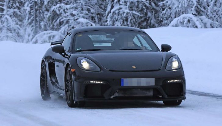 Porsche 718 Cayman GT4 prime immagini dei test su strada - Foto 17 di 28