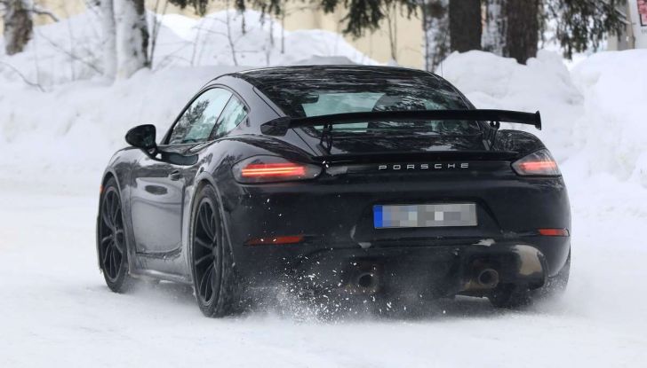 Porsche 718 Cayman GT4 prime immagini dei test su strada - Foto 22 di 28