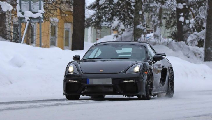 Porsche 718 Cayman GT4 prime immagini dei test su strada - Foto 23 di 28