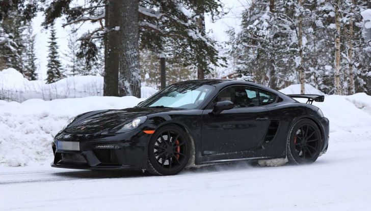 Porsche 718 Cayman GT4 prime immagini dei test su strada - Foto 25 di 28