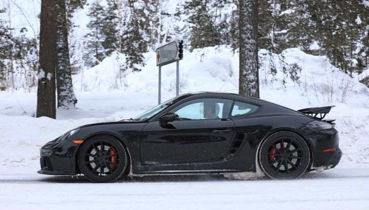 Porsche 718 Cayman GT4 prime immagini dei test su strada - Foto 19 di 28