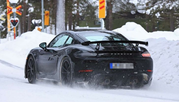 Porsche 718 Cayman GT4 prime immagini dei test su strada - Foto 16 di 28