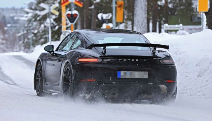 Porsche 718 Cayman GT4 prime immagini dei test su strada - Foto 9 di 28