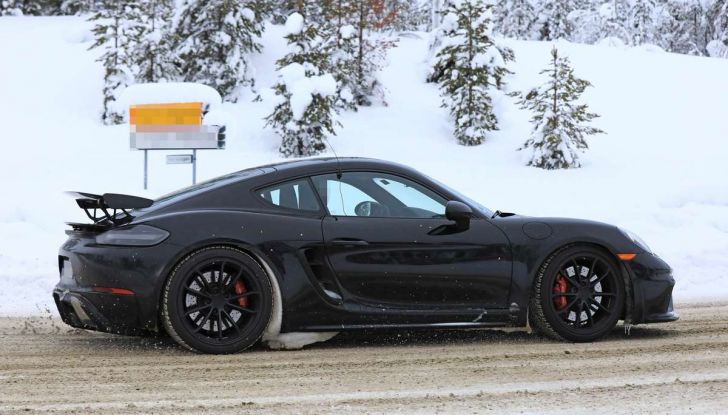 Porsche 718 Cayman GT4 prime immagini dei test su strada - Foto 10 di 28