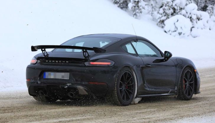 Porsche 718 Cayman GT4 prime immagini dei test su strada - Foto 2 di 28