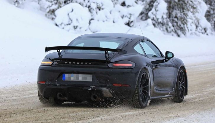 Porsche 718 Cayman GT4 prime immagini dei test su strada - Foto 13 di 28