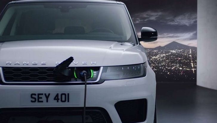 Range Rover Sport PHEV, il SUV ibrido plug-in scala la Porta del Cielo - Foto 5 di 9